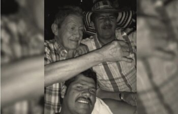 En la foto, el padre