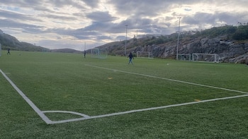 Henningsvær, el estadio ubicado en el Ártico que cautiva con su diseño único