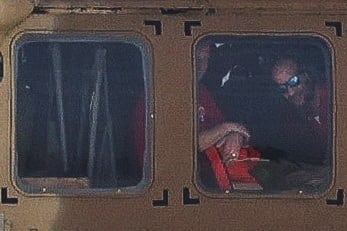 El rehén argentino-israelí Iair Horn, liberado y retenido en Gaza desde el mortal ataque del 7 de octubre de 2023, como parte de un alto el fuego y un acuerdo de intercambio de rehenes y prisioneros entre Hamas e Israel, llega en un helicóptero al Centro Médico Sourasky (Ichilov) en Tel Aviv, Israel, el 15 de febrero de 2025. REUTERS/Ronen Zvulun