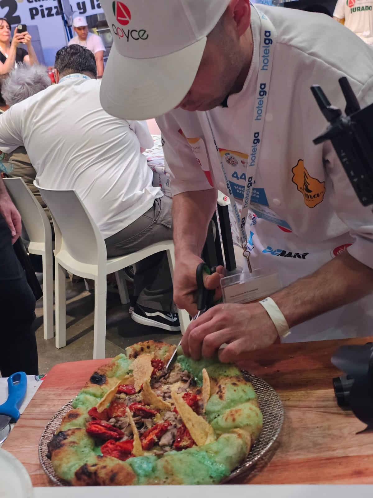 Jairo Carrizo Peñaloza, durante la competencia que lo consagró campeón mundial de la pizza (@jairo.carrizo22)