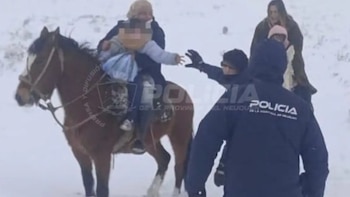 Temporal de nieve en Neuquén: una familia con dos niños quedó aislada sin luz ni alimentos y fue rescatada por policías a caballo