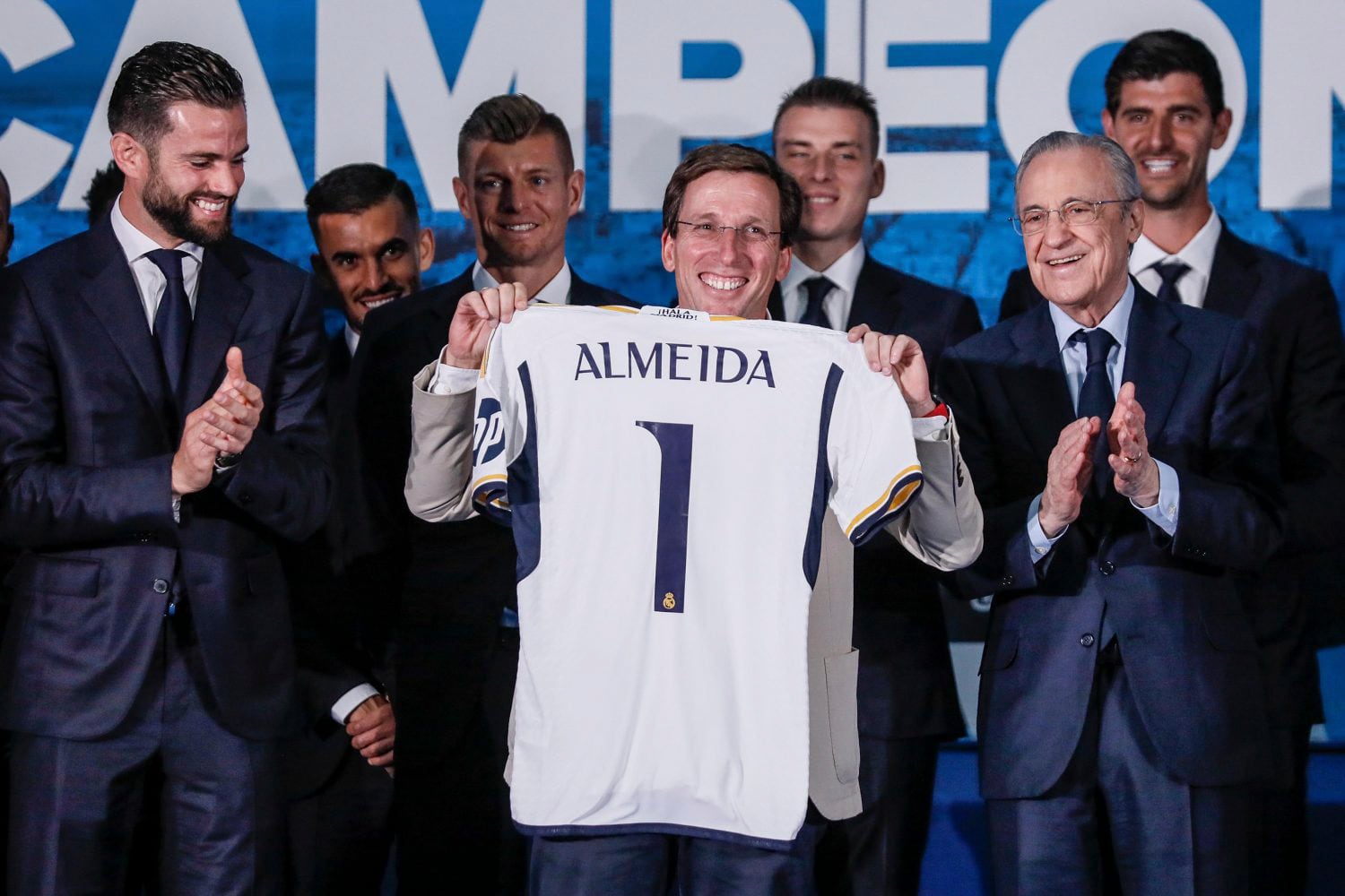 Almeida recibe al Real Madrid en el Ayuntamiento tras ganar la Champions 2024. (EFE)