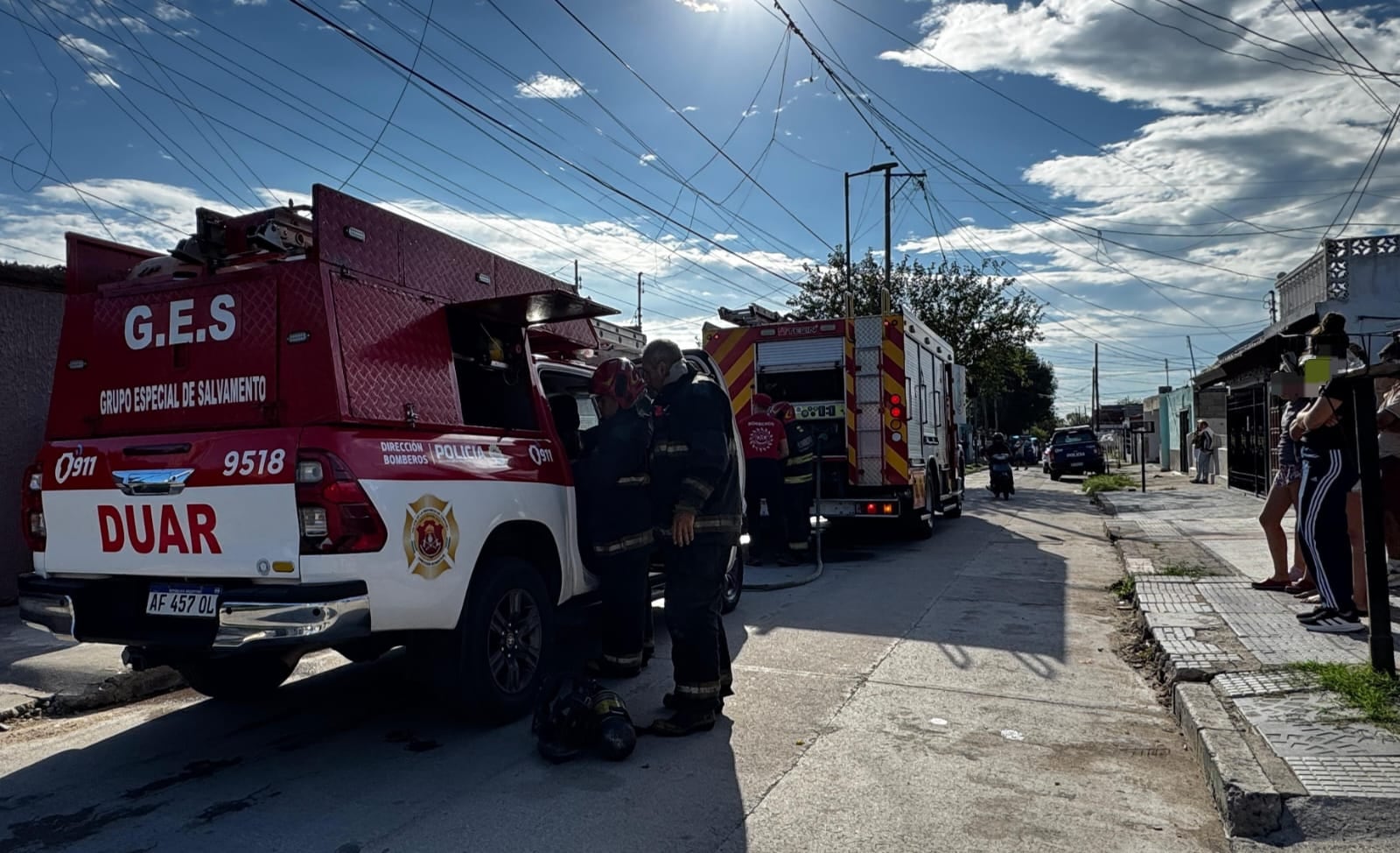 La víctima fue hallada en la parte posterior del inmueble, el dormitorio quedó reducido a escombros
