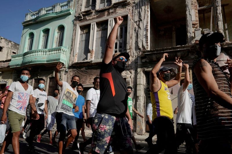 Imagen de archivo de manifestantes gritando consignas contra el régimen durante una manifestación en La Habana el 11 de julio de 2021 (REUTERS/Alexandre Meneghini)