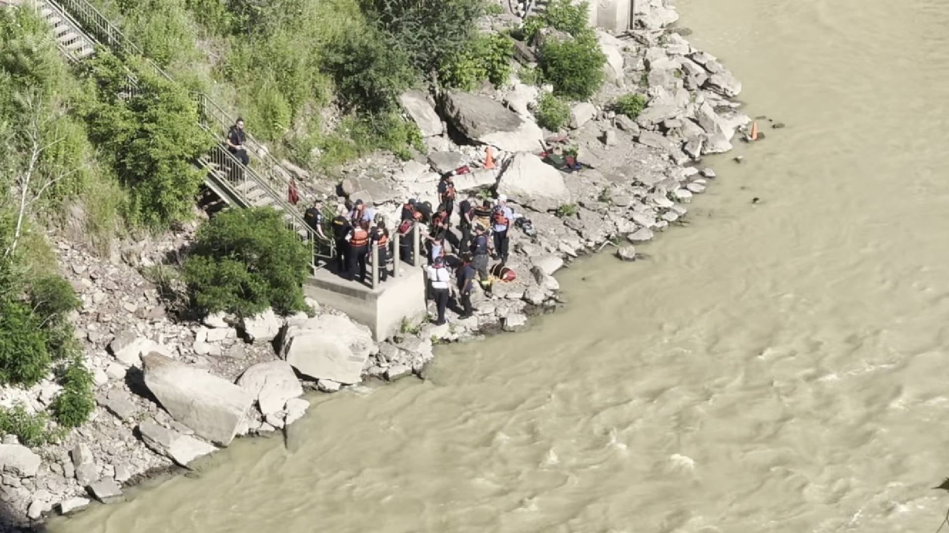 Unas 20 personas fueron rescatadas en Bearcat Getaway después de que se derrumbara la estructura a la que habían subido para escapar de la corriente del río Black (WROC)