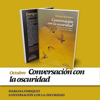 Un libro abierto de Mariana Enriquez, 'Conversación con la oscuridad', muestra murciélagos en su portada sobre un fondo amarillo. Texto adicional en la base