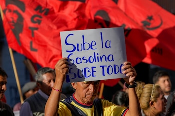 Un manifestante lleva un rótulo