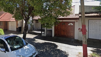 Ingresaron a una vivienda en La Plata y en menos de una hora cargaron todo en un auto robado y escaparon