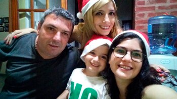 Hernán con sus tres hijos