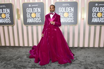 Vestido como siempre acostumbra y