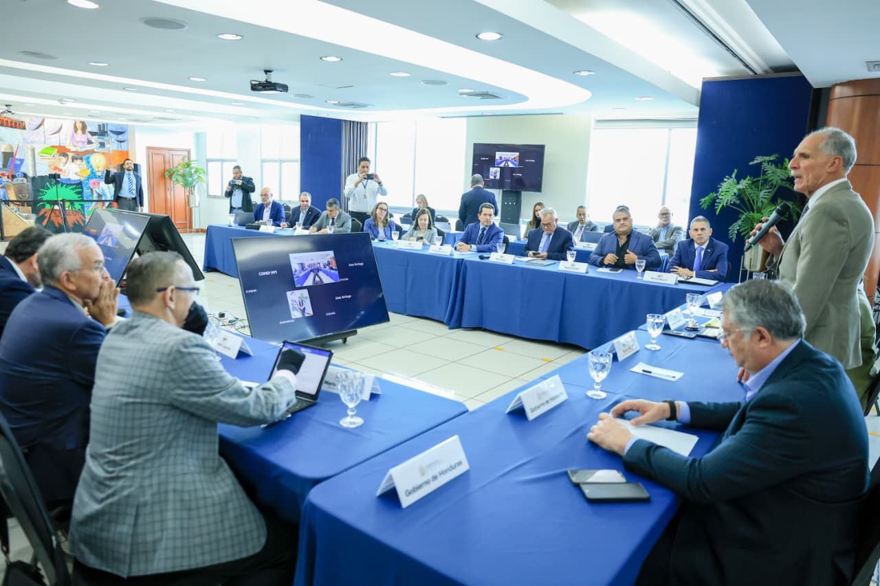 El mandatario expuso avances en la modernización del Servicio de Administración de Rentas para mejorar la recaudación y eficiencia tributaria. (Foto: Presidencia de Honduras)