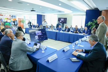 El mandatario expuso avances en la modernización del Servicio de Administración de Rentas para mejorar la recaudación y eficiencia tributaria. (Foto: Presidencia de Honduras)