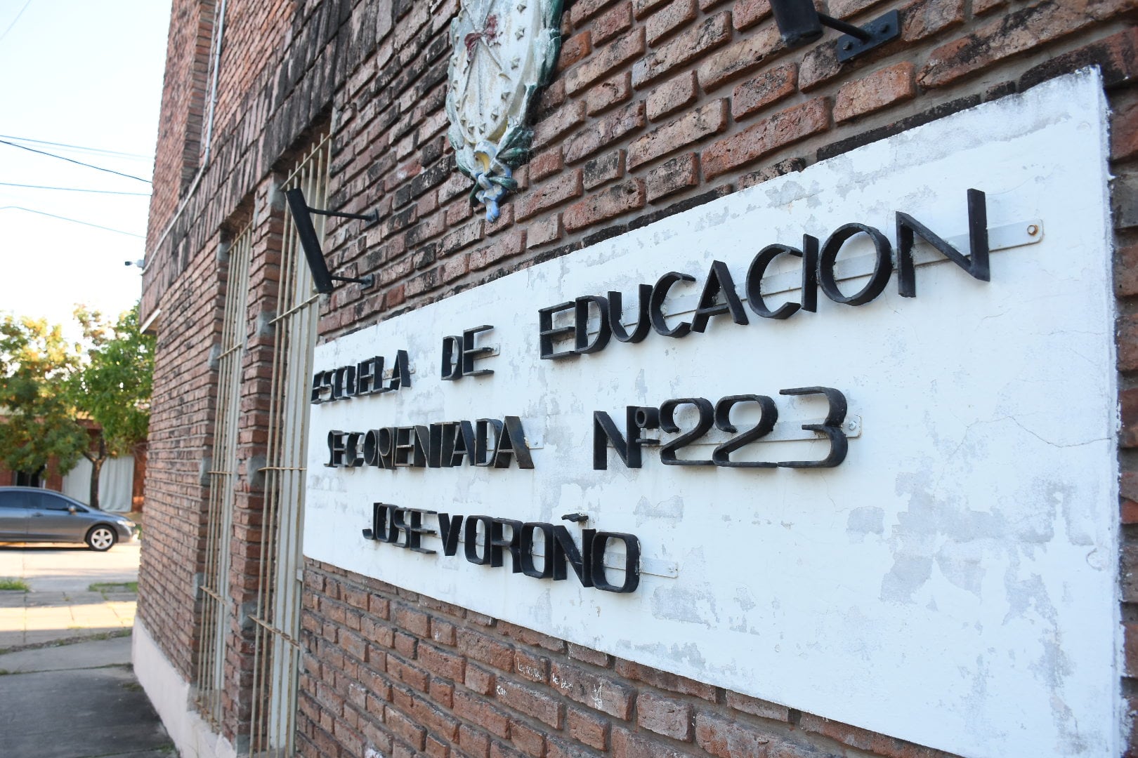 La violencia escolar en el Colegio Mariano Moreno provocó el exilio forzado de Delfina y su familia tras un brutal ataque (Leo Galletto)