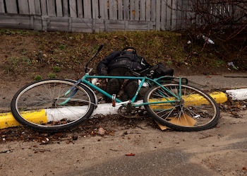 MATERIAL SENSIBLE. ESTA IMAGEN PUEDE OFENDER O MOLESTAR El cuerpo de un civil, que según los residentes fue asesinado por soldados del ejército ruso, yace en la calle junto a una bicicleta, en medio de la invasión rusa de Ucrania, en Bucha, en la región de Kiev, Ucrania 2 de abril de 2022 REUTERS/Zohra Bensemra