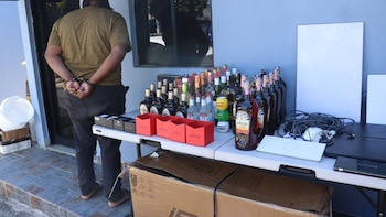 La Policía Nacional detiene a un hombre por presunto fraude electrónico con internet satelital en Santo Domingo Oeste