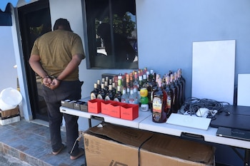La Policía Nacional y el Ministerio Público arrestan a un hombre acusado de estafa electrónica con internet satelital en Santo Domingo Oeste. (Cortesía:
Policía Nacional República Dominicana)