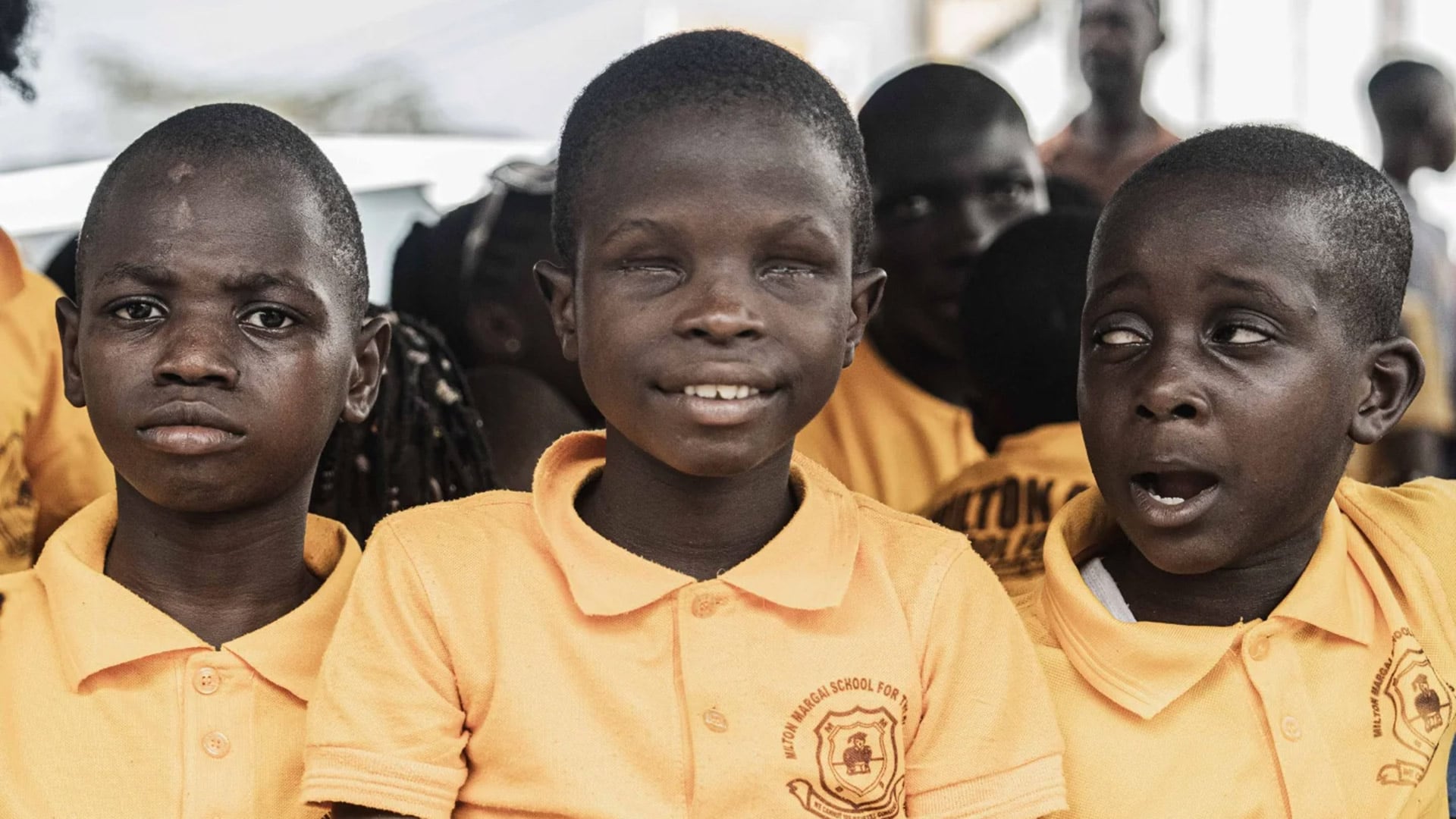 Un grupo de niños de una escuela para ciegos y sordos en Sierra Leona, lugar donde estuvo colaborando el futbolista del Real Madrid Antonio Rüdiger