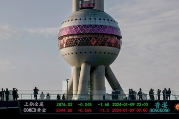 Personas cruzan un puente que