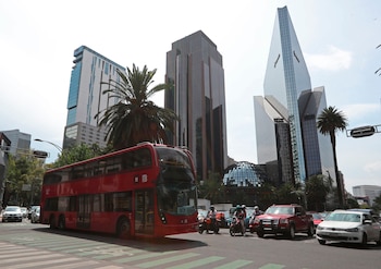 Línea 7 del Metrobús circulando sobre Avenida Reforma. (Twitter/@LaSEMOVI)