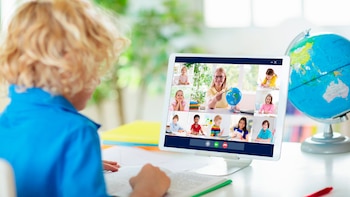 "Una pantalla con 20 caritas