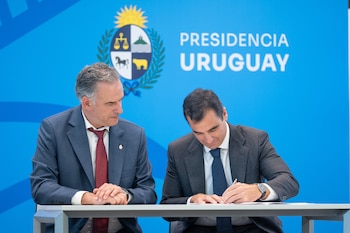 El presidente de Uruguay, Yamandú Orsi, y un representante de la empresa Solaria firma un documento sobre la inversión de USD 5.700 millones en el país (Martin Cerchiari - Presidencia)