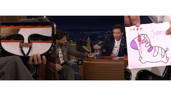 Jimmy Fallon recibió una carta escrita por París, hija de Maluma, como parte del regalo tradicional del cantante - crédito cpatura de pantalla The Tonight Show Starring Jimmy Fallon