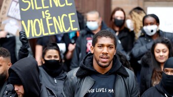 Con muletas por una lesión, el campeón del mundo de boxeo Anthony Joshua se sumó a las manifestaciones contra el racismo