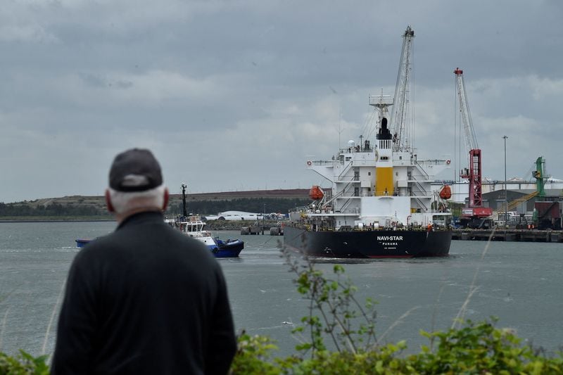 FOTO DE ARCHIVO. El buque granelero de bandera panameña Navi Star llega al puerto de Foynes entregando 33.000 toneladas de maíz ucraniano a Irlanda después de salir de Odesa tras la formación de la Iniciativa de Granos del mar Negro, en Foynes, Irlanda. 20 de agosto de 2022. REUTERS/Clodagh Kilcoyne