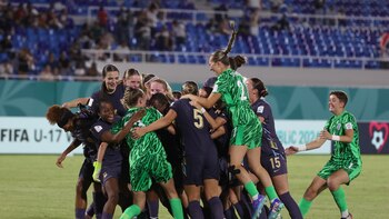 2-2. La portera suplente pone