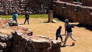 Chinchero: evalúan reforzar el control de accesos tras video de turistas y menores jugando fútbol dentro del parque arqueológico
