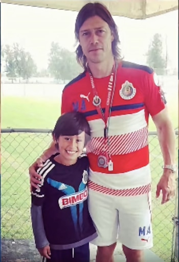 Almeyda recién llegaba a Chivas y Sandoval no tenía más de 10 años (redes sociales)