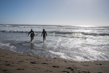 La NOAA explicó que el domo de calor es un sistema de alta presión que atrapa aire caliente, bloquea el ingreso de aire frío y reduce las precipitaciones en la superficie. (REUTERS/Emily Steinberger)