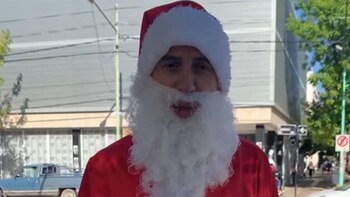 Un hombre se disfrazó de Papá Noel para reclamar ante un juez: sostiene que no lo dejan ver a su hija