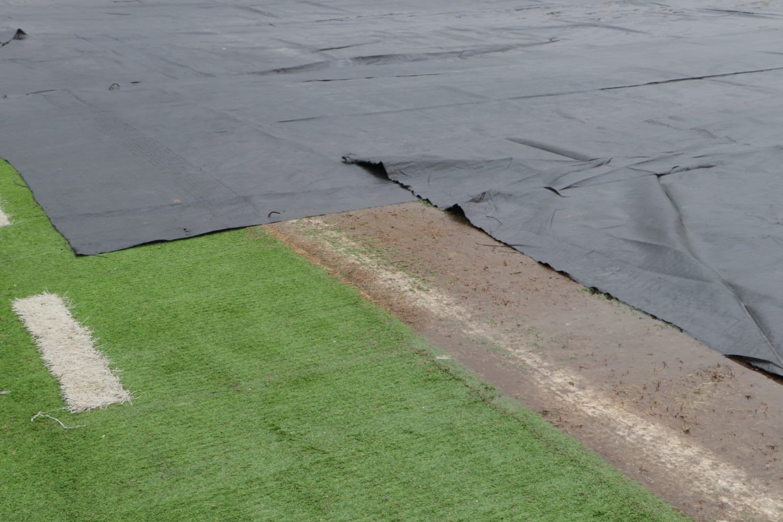 Las fuertes lluvias caídas sobre Bogotá y el uso del escenario provocaron zonas empantanadas en el terreno de juego - crédito Contraloría de Bogotá