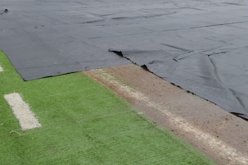 Las fuertes lluvias caídas sobre Bogotá y el uso del escenario provocaron zonas empantanadas en el terreno de juego - crédito Contraloría de Bogotá
