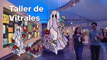 Texto Taller de Vitrales junto a figuras de vidrio con forma de fantasmas y un murciélago sobre un fondo de personas paseando por un museo.