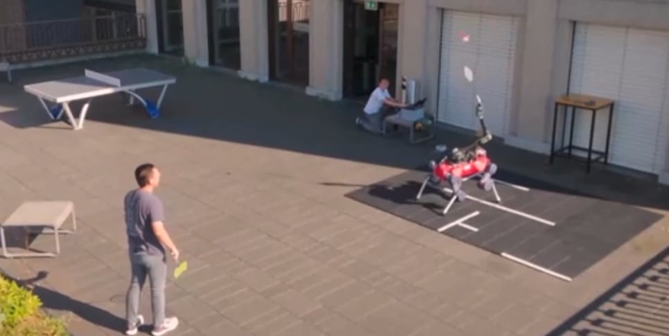 Robot juega bádminton con humano. (Crédito: REUTERS)