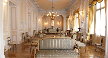 El Salón Amarillo está amoblado