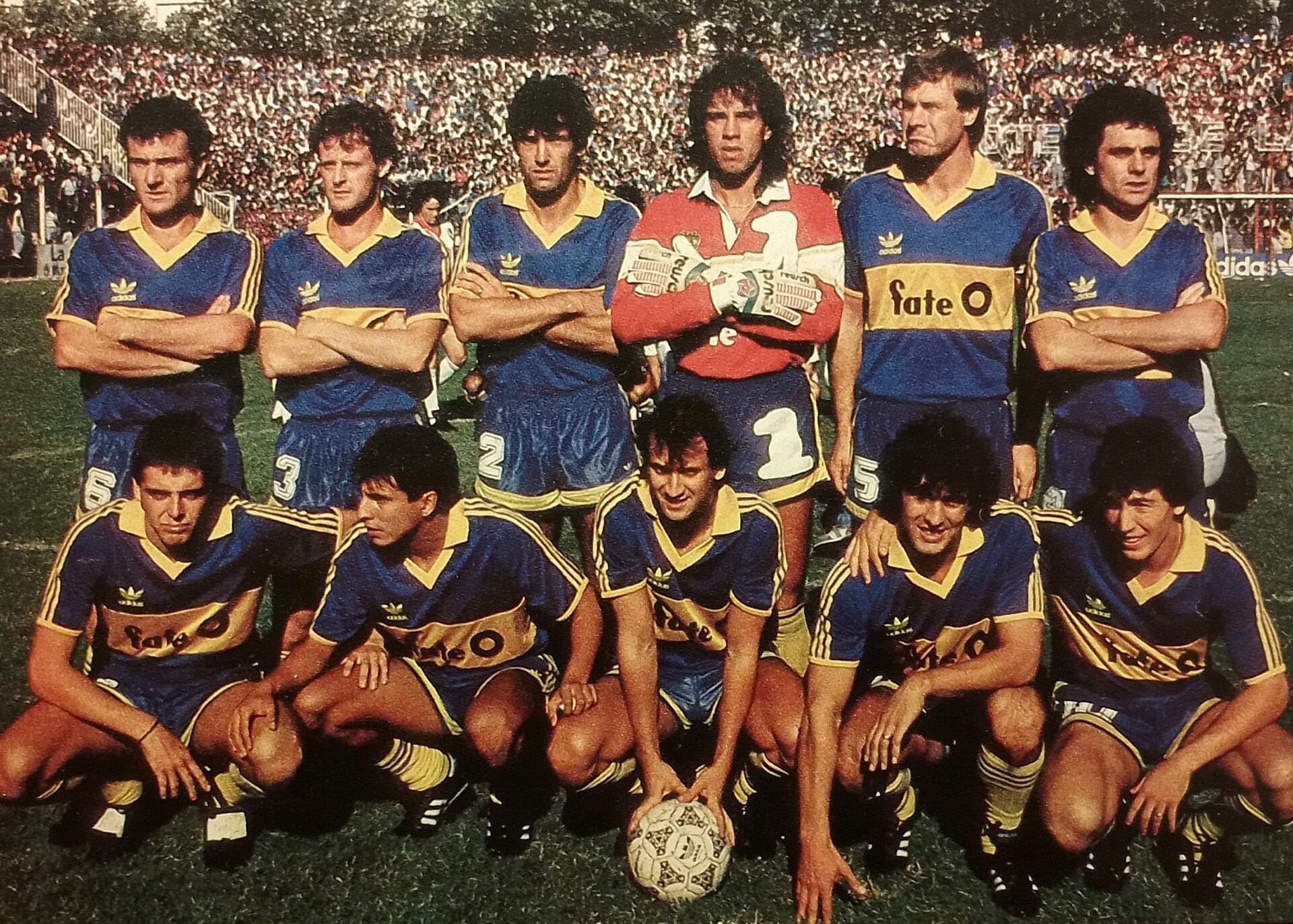 Boca en la temporada 1988/89. Parados: José Luis Cuciuffo, Adrián Domenech, Juan Simón, Carlos Navarro Montoya, Claudio Marangoni, Luis Abramovich. Abajo: Fabián Carrizo, Alfredo Graciani, Walter Perazzo, Alejandro Barberón, Carlos Tapia