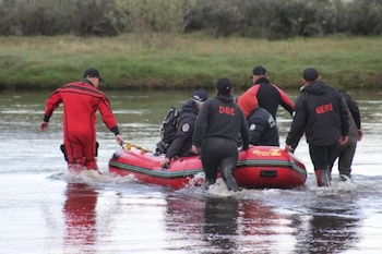 Efectivos de distintas fuerzas desplegados sobre las márgenes del río Gallegos en el sector de La Toma, en Palermo Aike, a 35 kilómetros de la capital santacruceña