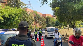 Motociclista embistió a dos agentes