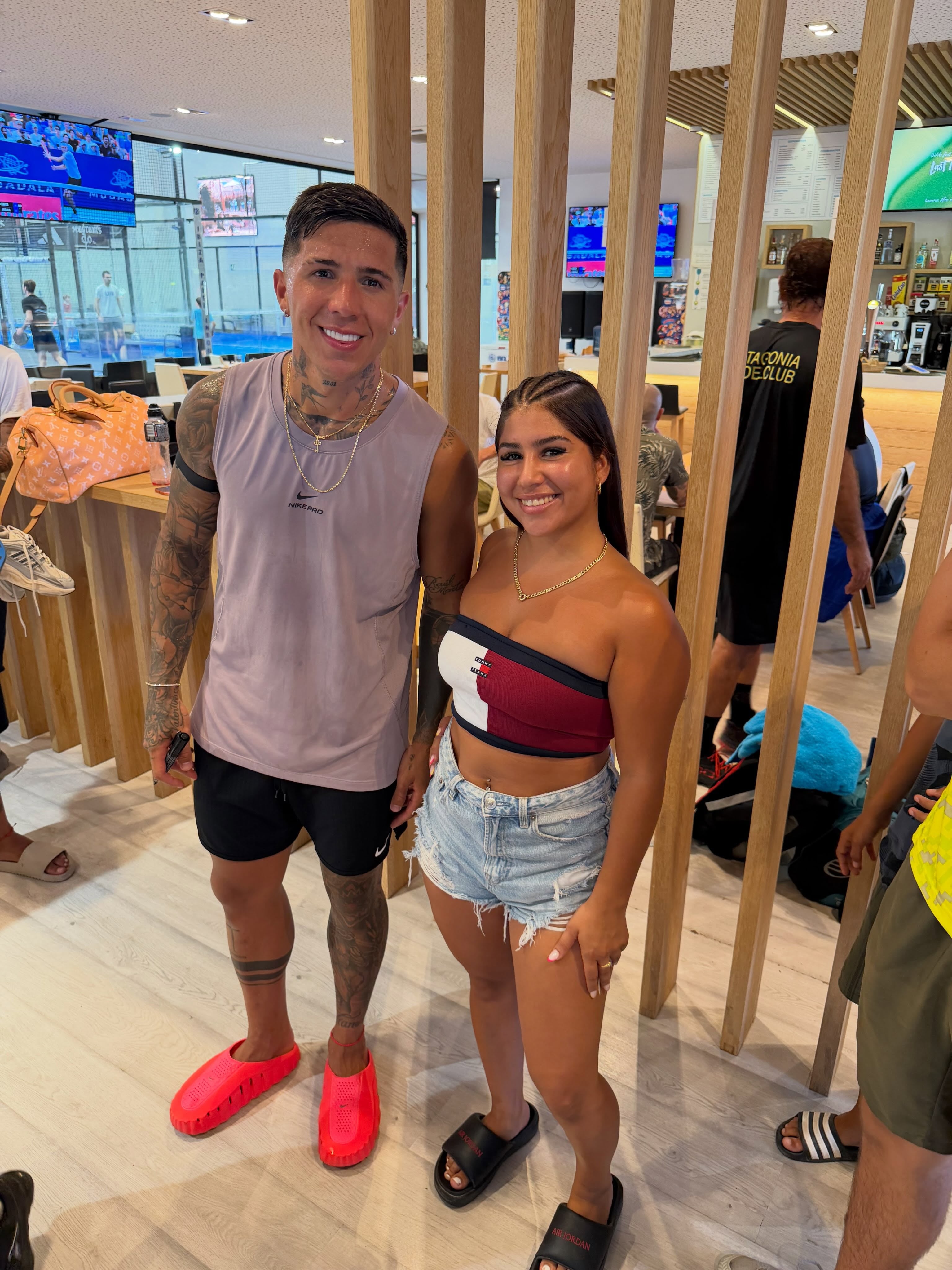 Tras recibir un regalo de Licha Martínez, esta hincha también se llevó una foto junto a Enzo Fernández (Créditos: @malenlopez02/Instagram)