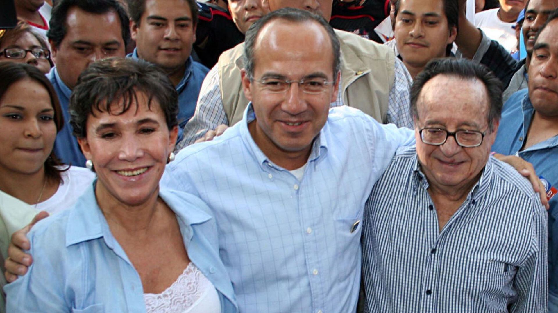 MEXICO D.F. 13JUNIO2006.- Los actores Florinda Meza y Roberto Gomez Bolaños ¨Chespirito¨ acompañaron a Felipe Calderón Hinojosa, candidato presidencial del PAN durante un evento proselitista en el parque de los venados. El actor comico le brindo su apoyo al abanderado panista. FOTO: Alfredo Guerrero/CUARTOSCURO.COM