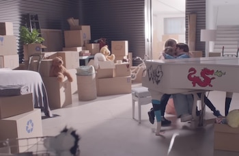Imagen del videoclip de 'Acróstico', donde Shakira y sus hijos se abrazan rodeados de cajas de mudanza. (YouTube)