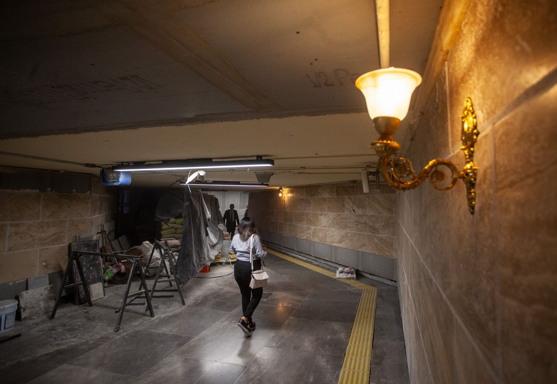 CIUDAD DE MÉXICO, 25MAYO2026.- Continúan los trabajos de remodelación en el metro Hidalgo para el Mundial FIFA 2026. A diferencia de otras estaciones que también forma parte del proyecto de modernización del transporte publico Metro en Hidalgo se instaló nueva iluminación con candelabros.FOTO: ANDREA MURCIA /CUARTOSCURO.COM