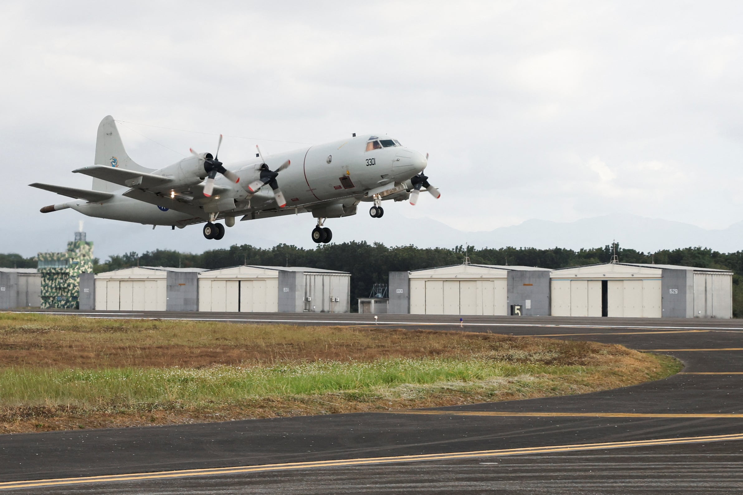 Las primeras pruebas en Río Cuarto buscaron establecer mecanismos para que los F-16 y los P-3C Orion intercambien datos durante una operación (REUTERS/Carlos Garcia Rawlins)