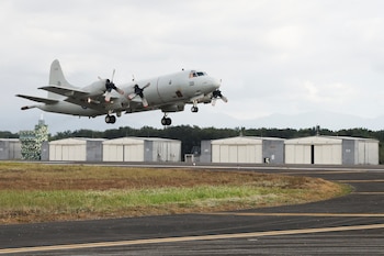 Las primeras pruebas en Río Cuarto buscaron establecer mecanismos para que los F-16 y los P-3C Orion intercambien datos durante una operación (REUTERS/Carlos Garcia Rawlins)