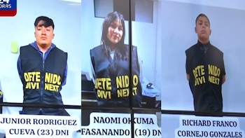 Imagen dividida muestra a tres jóvenes, dos hombres y una mujer, todos de pie y mirando al frente, usando chalecos negros con texto amarillo "DETENIDO DIVI NEXT"