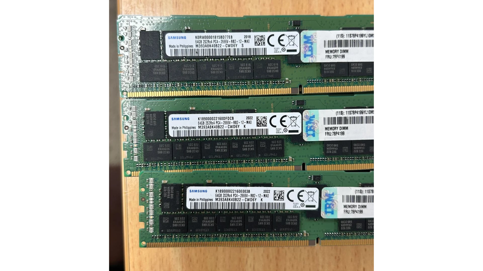 Cada módulo, de tipo ECC y fabricado por Samsung, puede valer alrededor de 400 euros en el mercado actual. (Reddit)