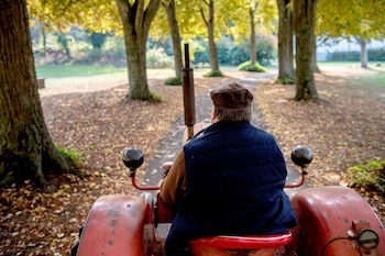 ARCHIVO - Conducir un tractor